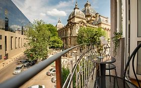 Centrally Located 2Br Apartment With Balcony & Unique Design